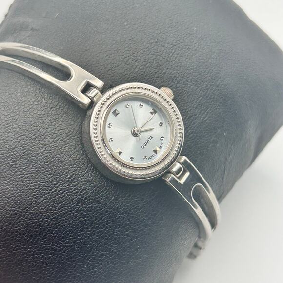 Advance Silver Tone Women’s Quartz Watch 20mm Working New Battery - Picture 3 of 8